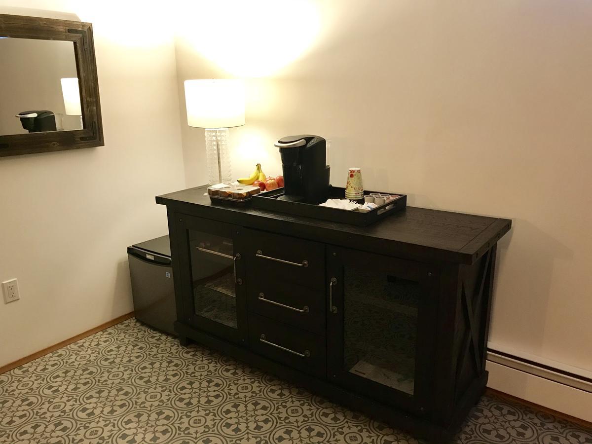 ילונייף Our Cabin Bed & Breakfast מראה חיצוני תמונה