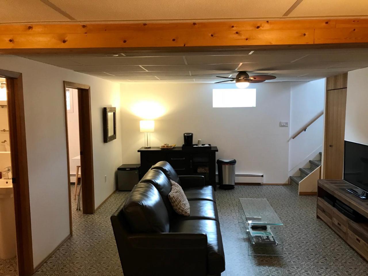 ילונייף Our Cabin Bed & Breakfast מראה חיצוני תמונה